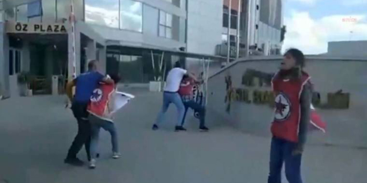 AKP il binası önünde açıklama yapan SGDF’lilere müdahale: 3 gözaltı AKP il binası önünde açıklama yapan SGDF’lilere müdahale: 3 gözaltı