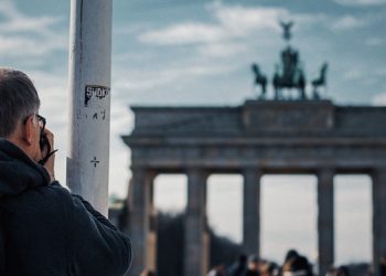 Almanya’da artan konut fiyatları Berlin’de binlerce kişi tarafından protesto edildi