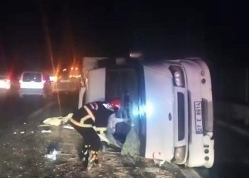 Birecik’te tarım işçilerinin taşındığı minibüs şarampole devrildi: 9 yaralı