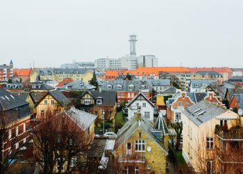 Danimarka, Kovid-19 önlemlerini tamamen kaldıran ilk AB ülkesi oldu