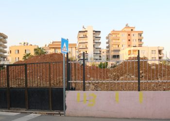 Ders zili çaldı, okula kepçe girdi