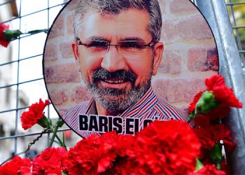 Diyarbakır Barosu’ndan Davutoğlu’un dinlenmesi için başvuru Diyarbakır Barosu’ndan Davutoğlu’un dinlenmesi için başvuru