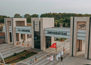 Ev kiralarına tepki için üniversite kapısına yatak koyup yattılar