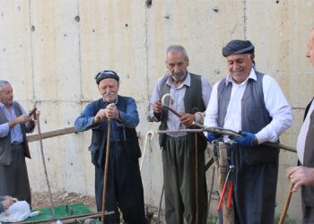 Ezgiler eşliğinde baston üretiyorlar