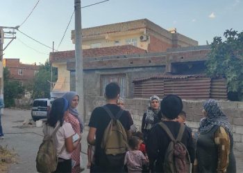 HDP’li gençler uyuşturucuya karşı bildiri dağıttı