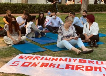 İzmir ve Aydın’da barınamayan öğrenciler nöbette