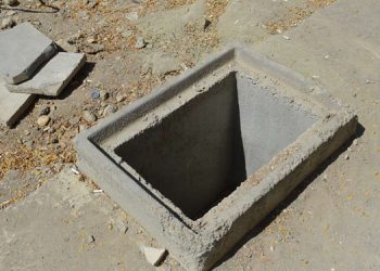 Kayyımın açık bıraktığı çukura düşen çocuk yaralandı