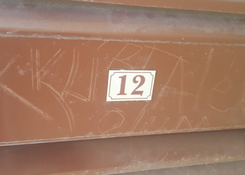 Kürt ailenin kapısına ırkçı yazılama