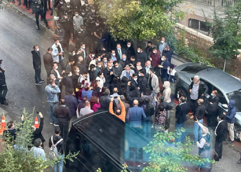 HDP Genel Merkezi önünde milletvekillerine müdahale