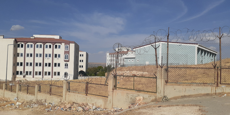 Mardin’de öğrenci yurdu asker ve koruculardan geri alınamıyor Mardin’de öğrenci yurdu asker ve koruculardan geri alınamıyor