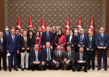 Erdoğan yandaş gazetecilere ödül dağıttı