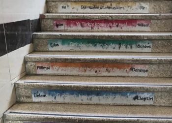 Okul merdivenine ‘Ya Türkçe konuş ya da sus’ yazıldı