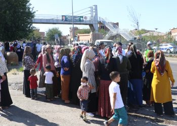 Okulları yıkılan öğrencilerin velileri tepkili