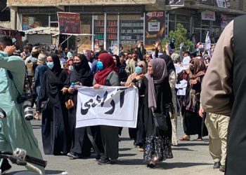 Taliban’dan sonra ilk kez fotoğraf makinesiyle sokağa çıktı