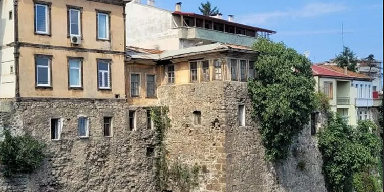 Tarihi surlara çarpık yapılaşma tehdidi Tarihi surlara çarpık yapılaşma tehdidi