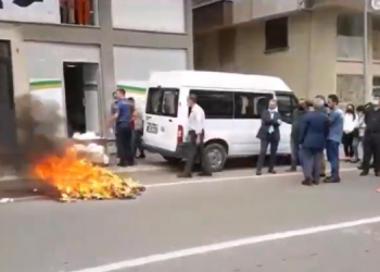 MHP’li Belediye Başkanı ‘Kürdistan amblemi basılıyor’ diye iş yeri bastı