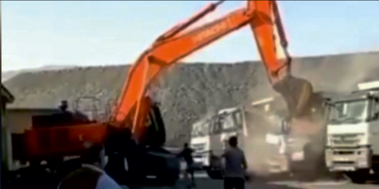 Ücretini alamayan işçi kepçe ile kamyonları parçaladı Ücretini alamayan işçi kepçe ile kamyonları parçaladı