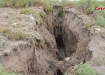 Yer altı sularındaki çekilme nedeniyle Konya’da dev yüzey yarığı oluştu