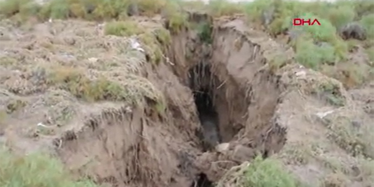 Yer altı sularındaki çekilme nedeniyle Konya’da dev yüzey yarığı oluştu Yer altı sularındaki çekilme nedeniyle Konya’da dev yüzey yarığı oluştu