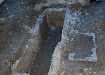 Yol yapımında 2 bin yıllık mezar bulundu