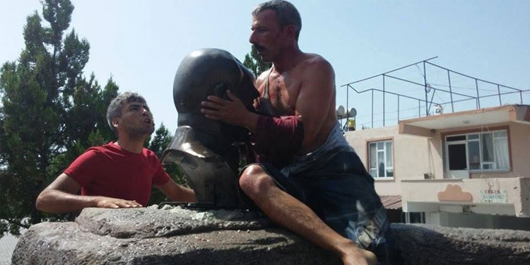 Zorla büst öptürme davası: Ödül gibi cezalar ‘hukuka uygun’ görüldü Zorla büst öptürme davası: Ödül gibi cezalar ‘hukuka uygun’ görüldü