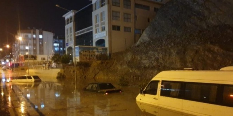 Ege’de su baskınları ve heyelanlar meydana geldi Ege’de su baskınları ve heyelanlar meydana geldi