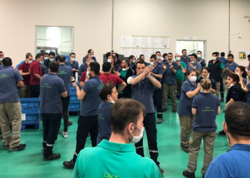 İşçiler sendikal hakları için kendilerini fabrikaya kilitledi