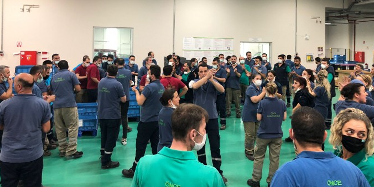 İşçiler sendikal hakları için kendilerini fabrikaya kilitledi İşçiler sendikal hakları için kendilerini fabrikaya kilitledi