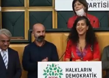MKM, HDP grup toplantısında şarkı söyledi