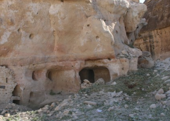 Suların çekilmesiyle gün yüzüne çıkan tarihi kilise dökülüyor