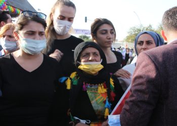 Polisten Barış Anneleri’ne: Bayrak verelim HDP önünde oturun