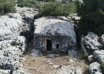 Antalya’da tarih yıkımı: 2 bin 500 yıllık mezarı define uğruna patlattılar