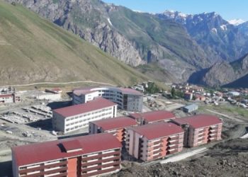 Askeri üniforma giyen işçiler darp edilerek gözaltına alındı