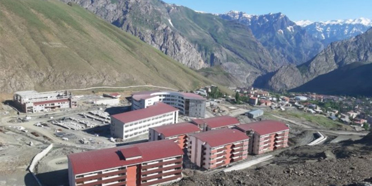 Askeri üniforma giyen işçiler darp edilerek gözaltına alındı Askeri üniforma giyen işçiler darp edilerek gözaltına alındı