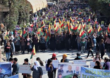 Binlerce Efrînli tehditleri yürüyüşle protesto etti