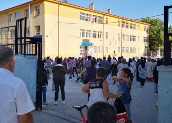 Bir binada 3 okul eğitim veriyor