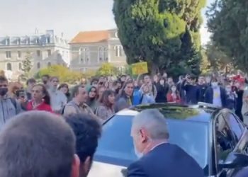 Kayyum rektör okuldan çıkarken protesto edildi
