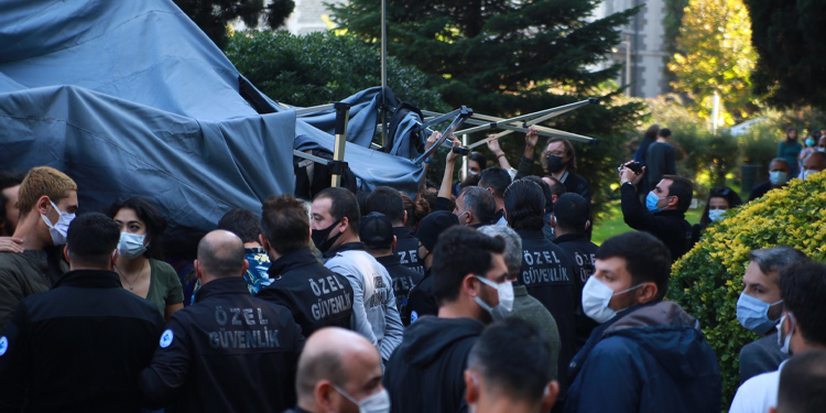 Boğaziçi Üniversitesi’nde çok sayıda öğrenciye gözaltı Boğaziçi Üniversitesi’nde çok sayıda öğrenciye gözaltı