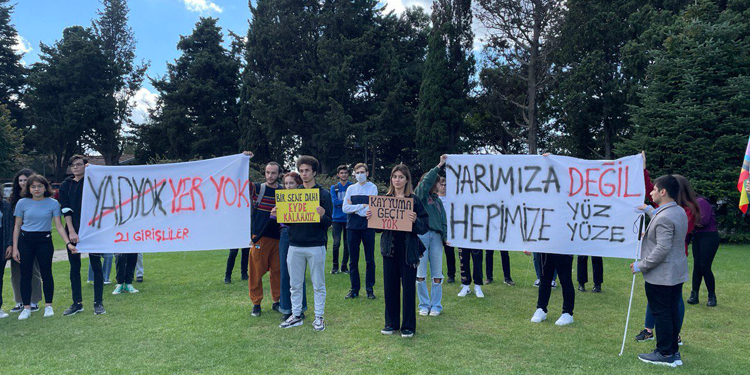 Boğaziçi Üniversitesi öğrencilerinden online eğitim protestosu Boğaziçi Üniversitesi öğrencilerinden online eğitim protestosu