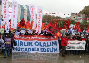 Direnen işçiler hakları için alanda