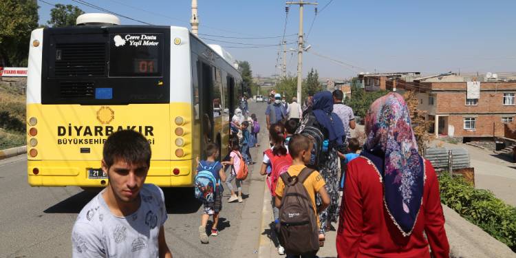Diyarbakır’da lise öğrencisi üniforma alamadığı için okula giremedi Diyarbakır’da lise öğrencisi üniforma alamadığı için okula giremedi