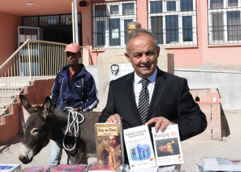 ‘Eşekli Dostoyevski’, şimdi de yazdığı kitabı öğrencilere dağıtıyor
