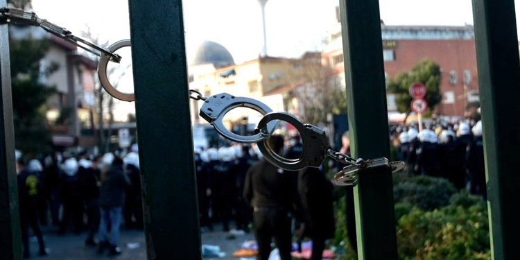 Gözaltıları protesto eden en az 5 öğrenci gözaltına alındı Gözaltıları protesto eden en az 5 öğrenci gözaltına alındı