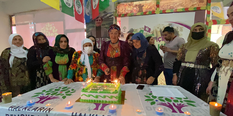 HDP’nin 9’uncu kuruluş yıldönümü coşkuyla kutlanıyor HDP’nin 9’uncu kuruluş yıldönümü coşkuyla kutlanıyor