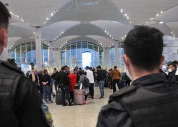 İHD: Havalimanında alıkonulan yabancıların eşyalarına el konuluyor