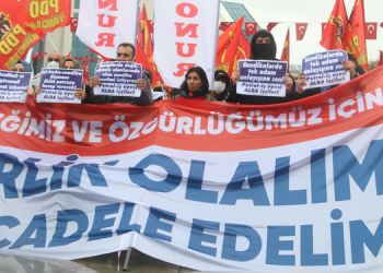 İşçiler kürsüden seslendi: Direnerek kazanacağız
