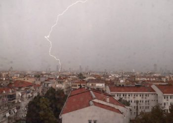 İzmir’de sağanak yağış hayatı olumsuz etkiledi