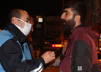 Kağıthane’de zabıtalar bu kez 2 genci engellemeye çalıştı