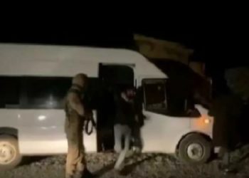 Minibüs ile çekme karavanda 70 Afgan göçmen yakalandı