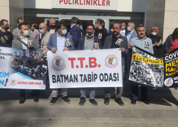 Sağlık çalışanları çalışma ve özlük haklarını talep etti